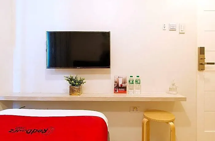 Hotel Reddoorz @ La Belle Residences Makati