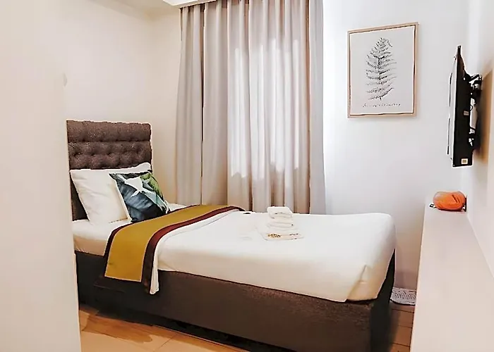 Hotel Reddoorz @ La Belle Residences Makati